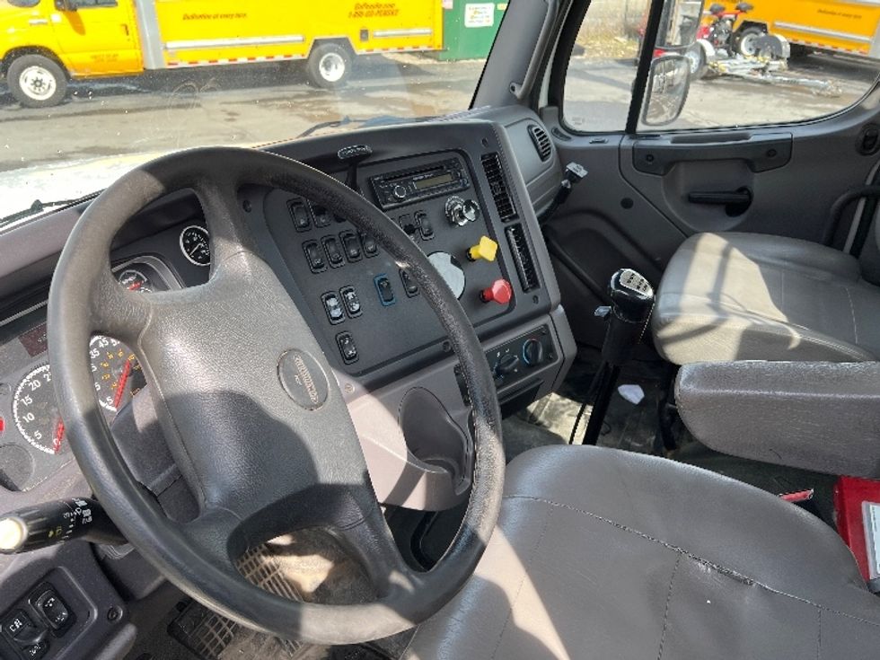 Day Cab Tractor-Heavy Duty Tractors-Freightliner-2017-M211242S-Fitchburg-MA-410,116\n\t\tmiles-$ 22,000 - Image 10