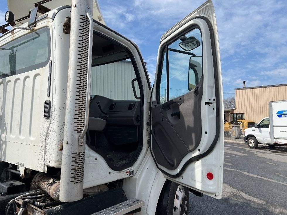 Day Cab Tractor-Heavy Duty Tractors-Freightliner-2017-M211242S-Fitchburg-MA-410,116\n\t\tmiles-$ 22,000 - Image 12