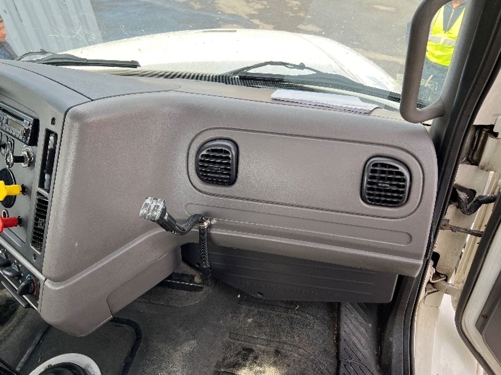 Day Cab Tractor-Heavy Duty Tractors-Freightliner-2017-M211242S-Fitchburg-MA-410,116\n\t\tmiles-$ 22,000 - Image 13