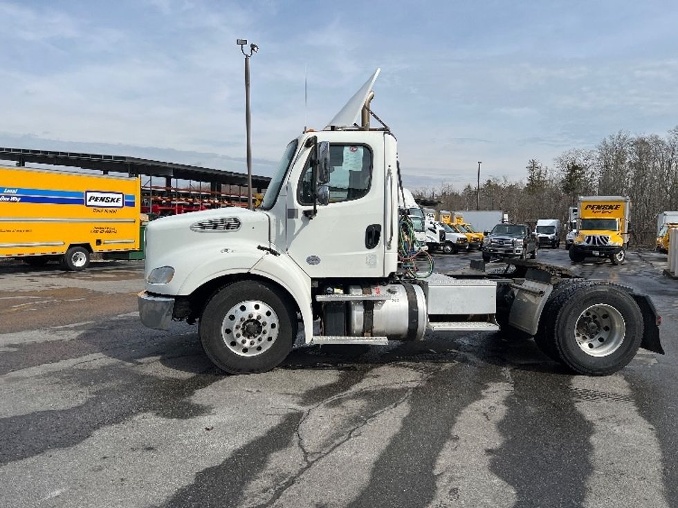 Day Cab Tractor-Heavy Duty Tractors-Freightliner-2017-M211242S-Fitchburg-MA-410,116\n\t\tmiles-$ 22,000 - Image 4