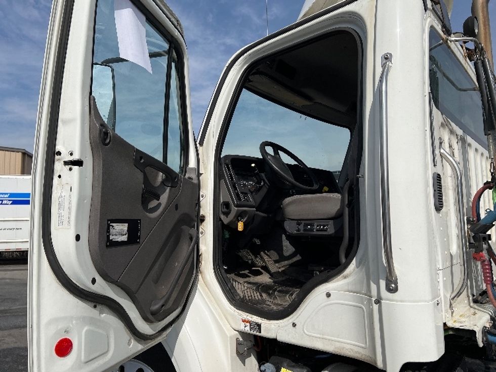 Day Cab Tractor-Heavy Duty Tractors-Freightliner-2017-M211242S-Fitchburg-MA-410,116\n\t\tmiles-$ 22,000 - Image 9