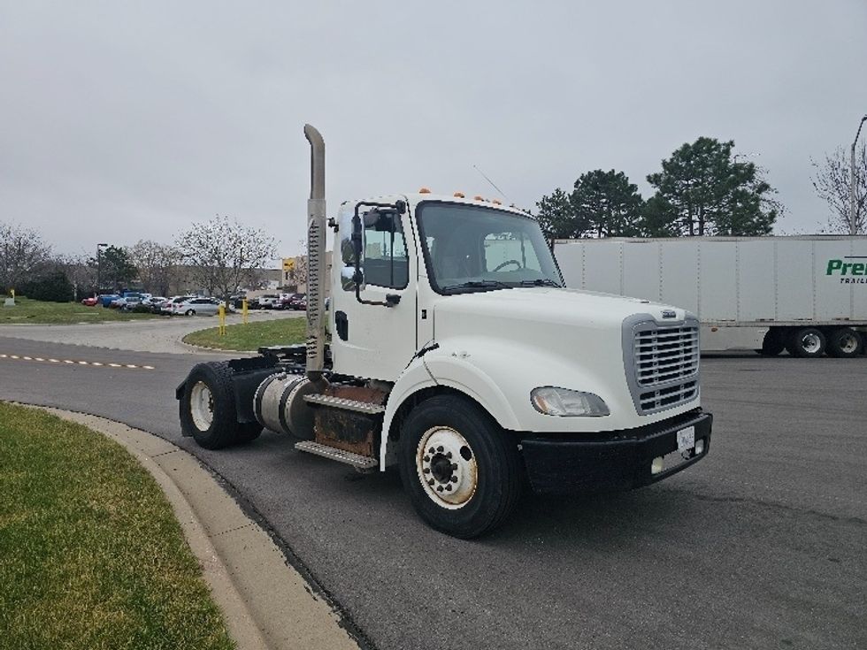 Day Cab Tractor-Heavy Duty Tractors-Freightliner-2017-M211242S-Kansas City-MO-106,952\n\t\tmiles-$ 26,000 - Image 1