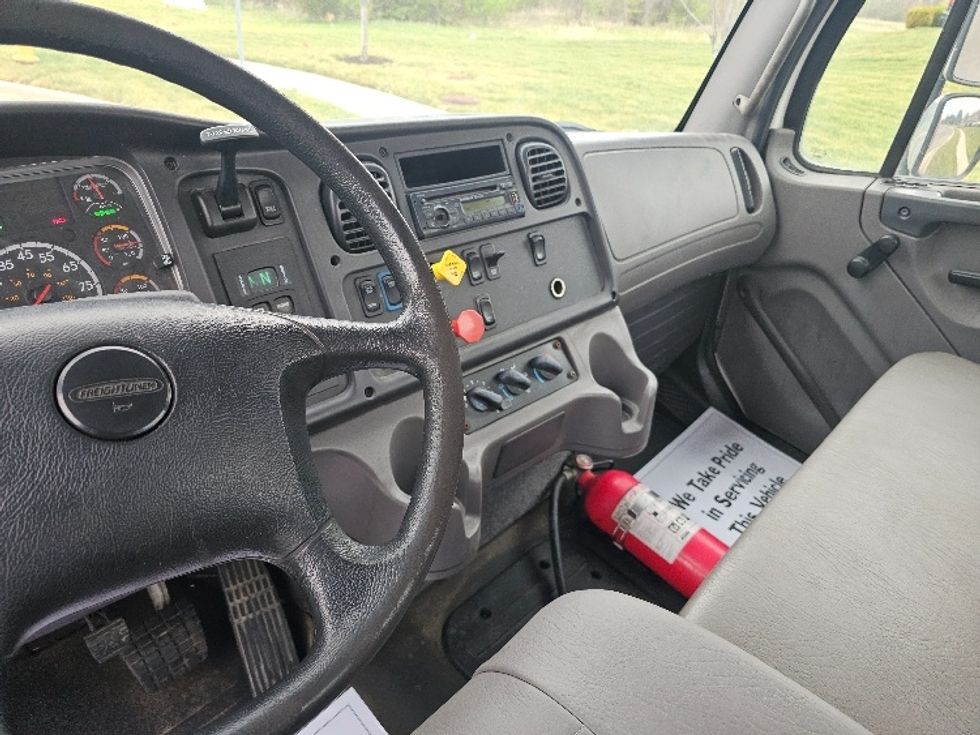 Day Cab Tractor-Heavy Duty Tractors-Freightliner-2017-M211242S-Kansas City-MO-106,952\n\t\tmiles-$ 26,000 - Image 10