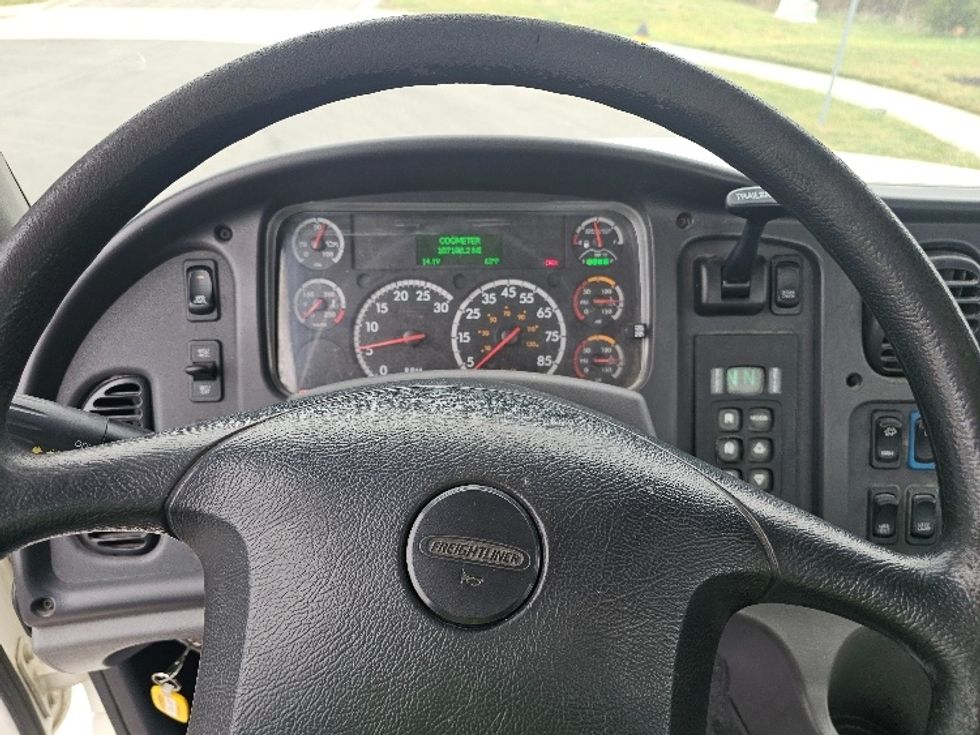 Day Cab Tractor-Heavy Duty Tractors-Freightliner-2017-M211242S-Kansas City-MO-106,952\n\t\tmiles-$ 26,000 - Image 11