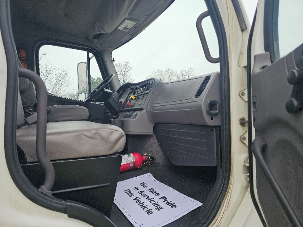 Day Cab Tractor-Heavy Duty Tractors-Freightliner-2017-M211242S-Kansas City-MO-106,952\n\t\tmiles-$ 26,000 - Image 12
