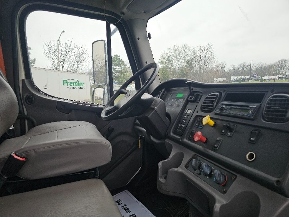 Day Cab Tractor-Heavy Duty Tractors-Freightliner-2017-M211242S-Kansas City-MO-106,952\n\t\tmiles-$ 26,000 - Image 14