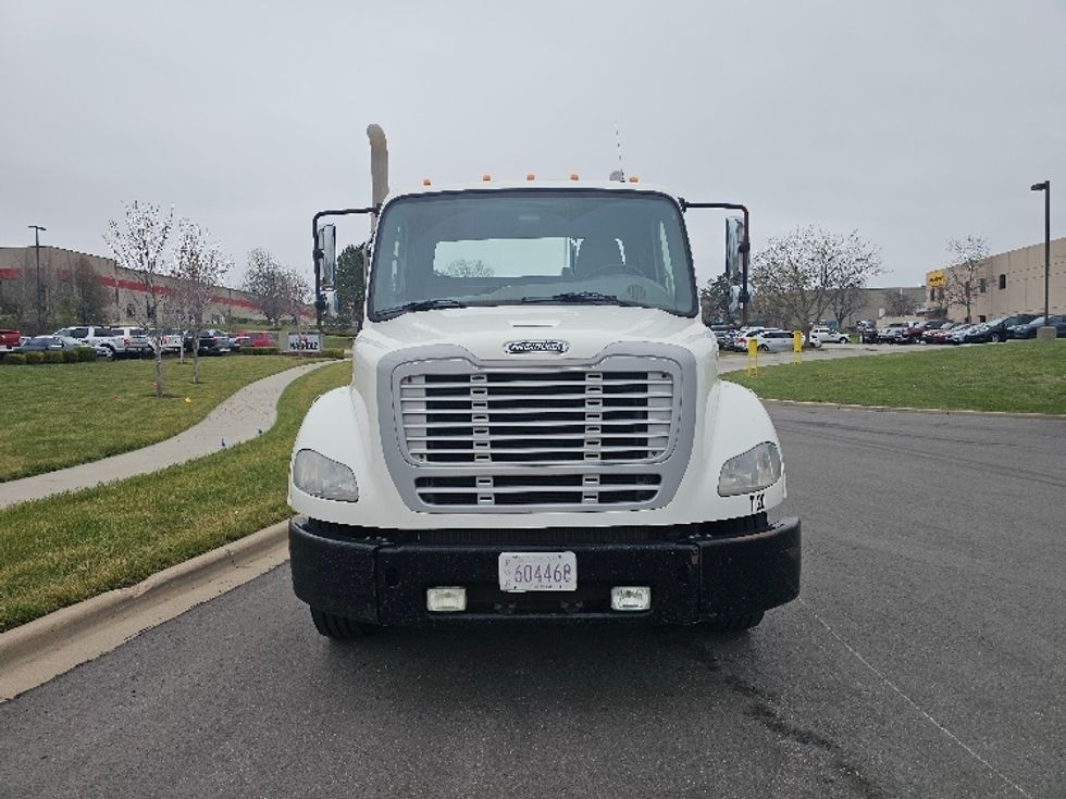 Day Cab Tractor-Heavy Duty Tractors-Freightliner-2017-M211242S-Kansas City-MO-106,952\n\t\tmiles-$ 26,000 - Image 2