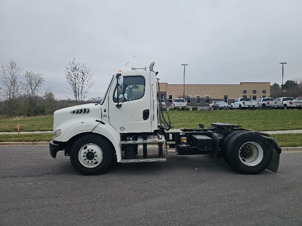 Day Cab Tractor-Heavy Duty Tractors-Freightliner-2017-M211242S-Kansas City-MO-106,952\n\t\tmiles-$ 26,000 - Image 4