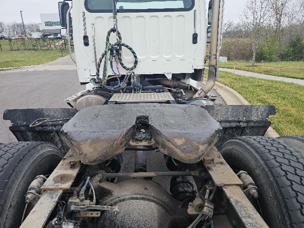 Day Cab Tractor-Heavy Duty Tractors-Freightliner-2017-M211242S-Kansas City-MO-106,952\n\t\tmiles-$ 26,000 - Image 6