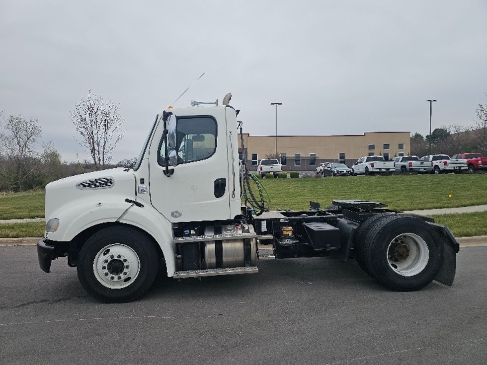 Day Cab Tractor-Heavy Duty Tractors-Freightliner-2017-M211242S-Kansas City-MO-106,952\n\t\tmiles-$ 26,000 - Image 8