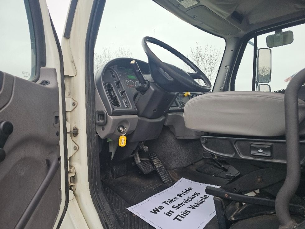 Day Cab Tractor-Heavy Duty Tractors-Freightliner-2017-M211242S-Kansas City-MO-106,952\n\t\tmiles-$ 26,000 - Image 9