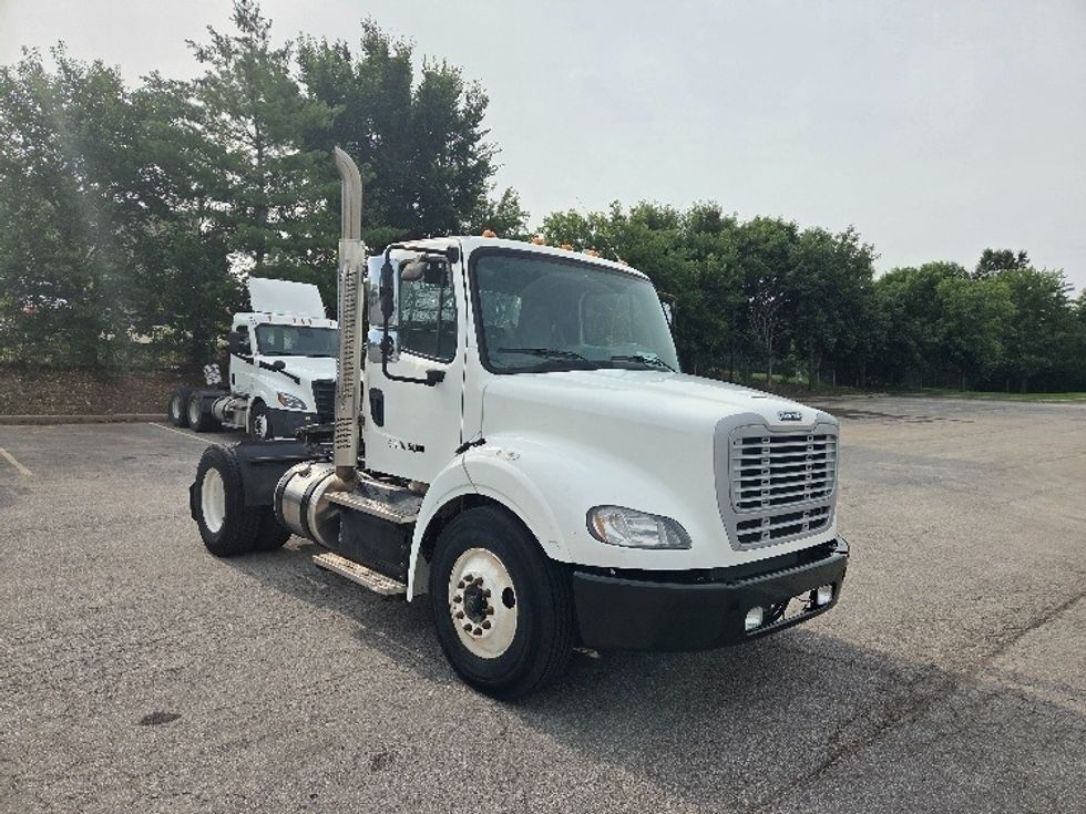 Day Cab Tractor-Heavy Duty Tractors-Freightliner-2017-M211242S-Kansas City-MO-110,750\n\t\tmiles-$ 29,000 - Image 1