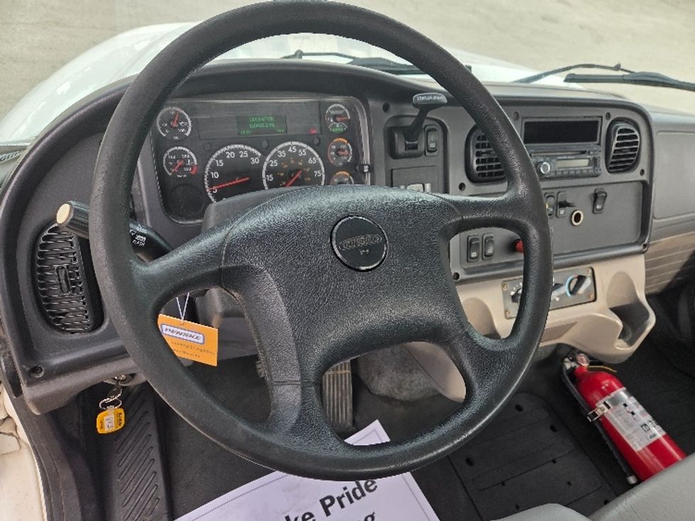 Day Cab Tractor-Heavy Duty Tractors-Freightliner-2017-M211242S-Kansas City-MO-110,750\n\t\tmiles-$ 29,000 - Image 11