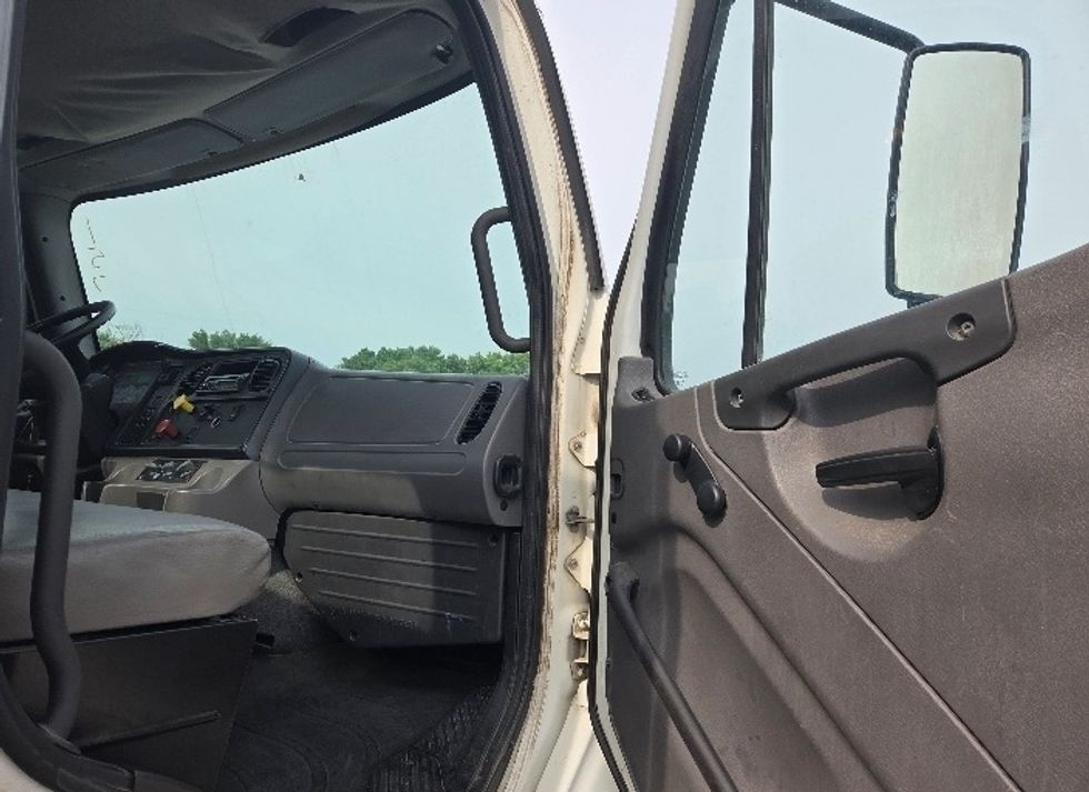 Day Cab Tractor-Heavy Duty Tractors-Freightliner-2017-M211242S-Kansas City-MO-110,750\n\t\tmiles-$ 29,000 - Image 12
