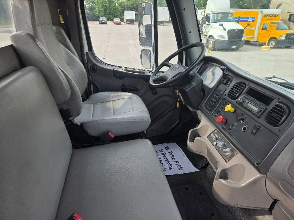 Day Cab Tractor-Heavy Duty Tractors-Freightliner-2017-M211242S-Kansas City-MO-110,750\n\t\tmiles-$ 29,000 - Image 14