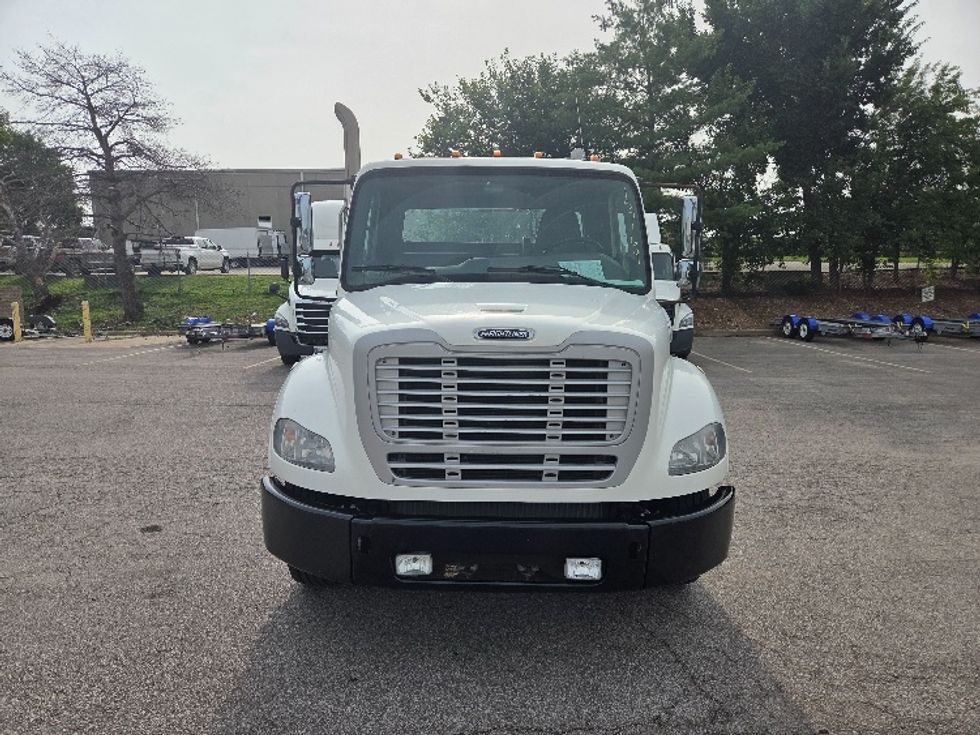 Day Cab Tractor-Heavy Duty Tractors-Freightliner-2017-M211242S-Kansas City-MO-110,750\n\t\tmiles-$ 29,000 - Image 2