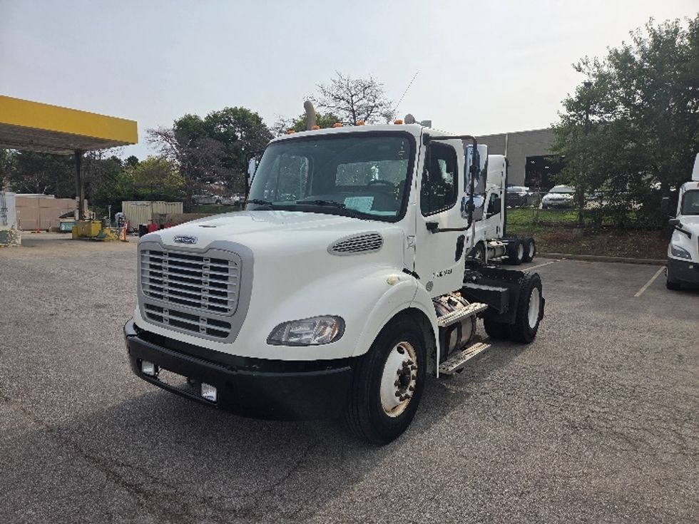 Day Cab Tractor-Heavy Duty Tractors-Freightliner-2017-M211242S-Kansas City-MO-110,750\n\t\tmiles-$ 29,000 - Image 3