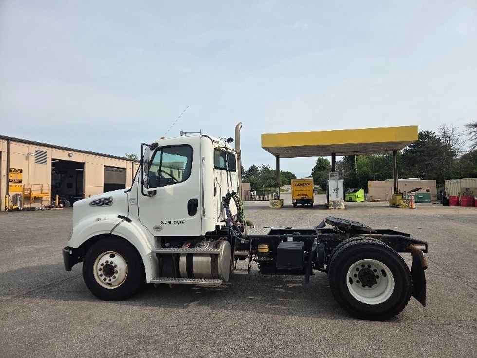Day Cab Tractor-Heavy Duty Tractors-Freightliner-2017-M211242S-Kansas City-MO-110,750\n\t\tmiles-$ 29,000 - Image 4