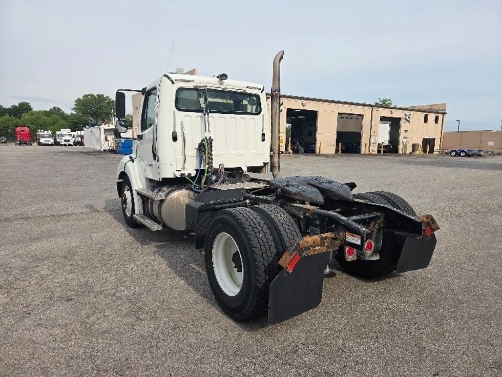 Day Cab Tractor-Heavy Duty Tractors-Freightliner-2017-M211242S-Kansas City-MO-110,750\n\t\tmiles-$ 29,000 - Image 5
