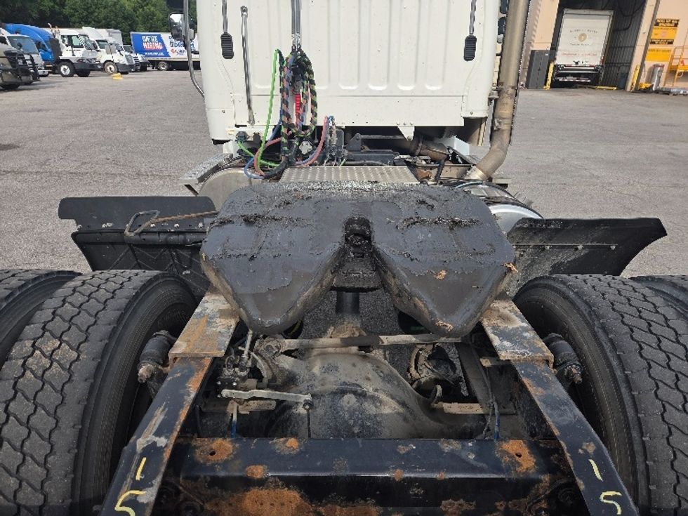 Day Cab Tractor-Heavy Duty Tractors-Freightliner-2017-M211242S-Kansas City-MO-110,750\n\t\tmiles-$ 29,000 - Image 6