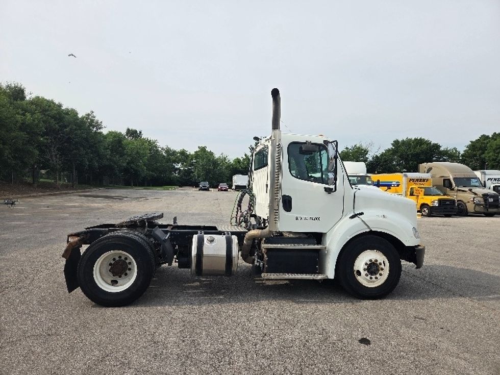 Day Cab Tractor-Heavy Duty Tractors-Freightliner-2017-M211242S-Kansas City-MO-110,750\n\t\tmiles-$ 29,000 - Image 8