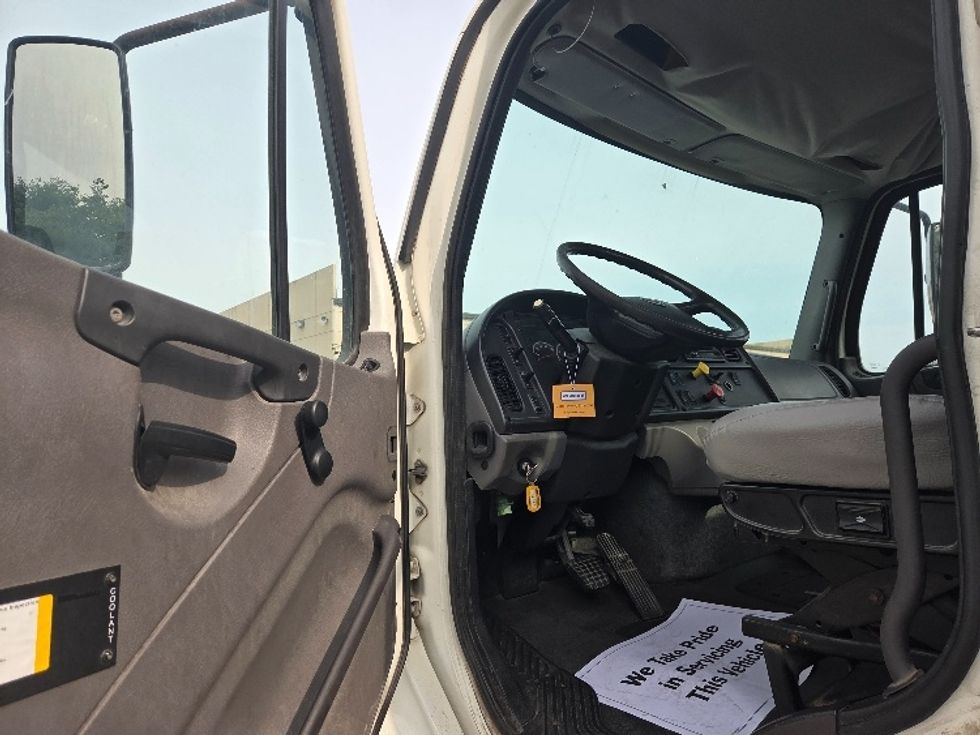 Day Cab Tractor-Heavy Duty Tractors-Freightliner-2017-M211242S-Kansas City-MO-110,750\n\t\tmiles-$ 29,000 - Image 9