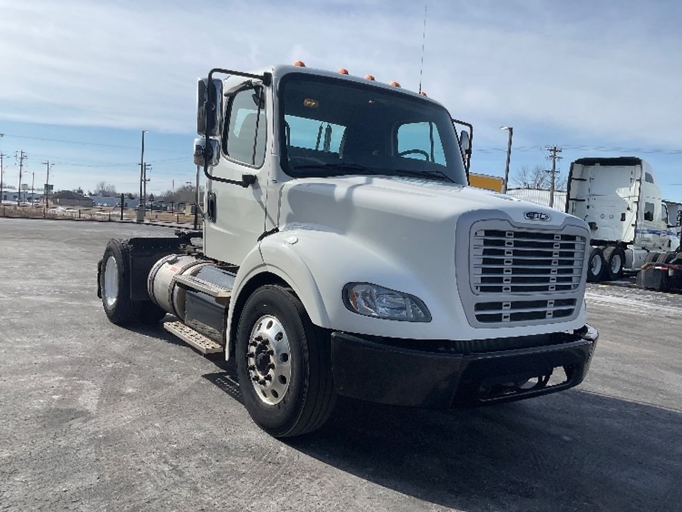 Day Cab Tractor-Heavy Duty Tractors-Freightliner-2017-M211242S-Neenah-WI-183,439\n\t\tmiles-$ 26,250 - Image 1