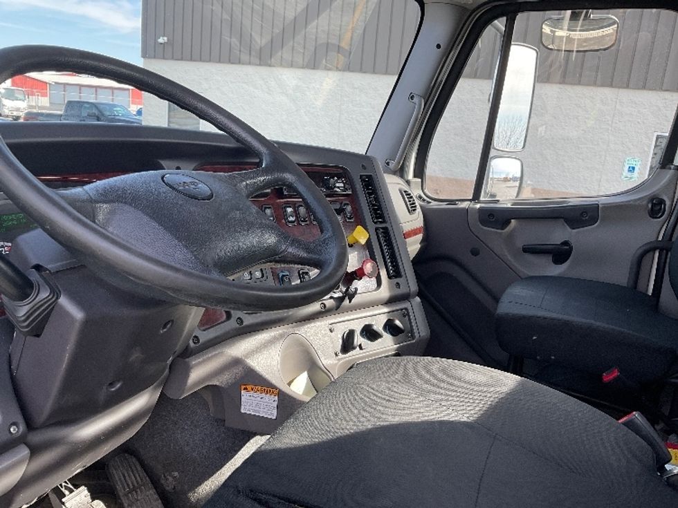 Day Cab Tractor-Heavy Duty Tractors-Freightliner-2017-M211242S-Neenah-WI-183,439\n\t\tmiles-$ 26,250 - Image 10