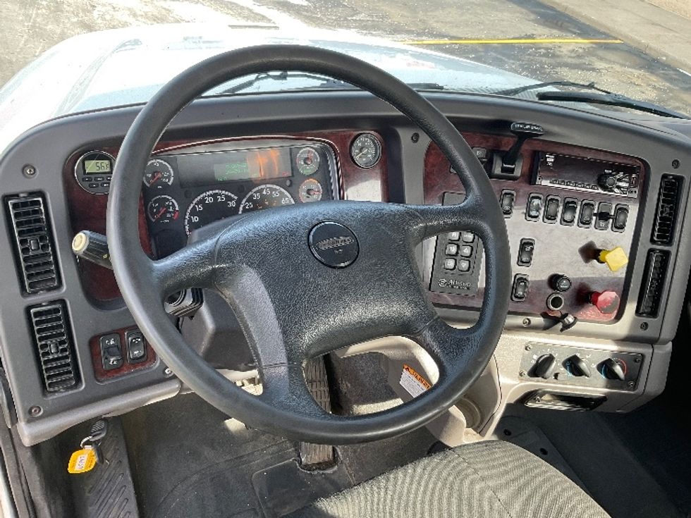 Day Cab Tractor-Heavy Duty Tractors-Freightliner-2017-M211242S-Neenah-WI-183,439\n\t\tmiles-$ 26,250 - Image 11