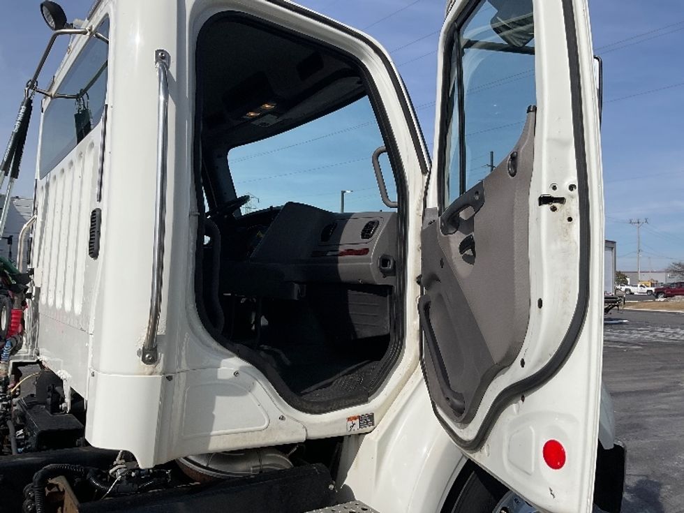 Day Cab Tractor-Heavy Duty Tractors-Freightliner-2017-M211242S-Neenah-WI-183,439\n\t\tmiles-$ 26,250 - Image 12
