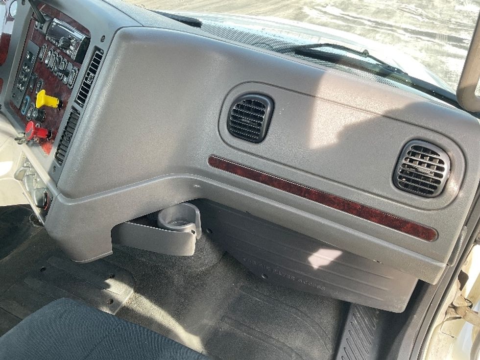 Day Cab Tractor-Heavy Duty Tractors-Freightliner-2017-M211242S-Neenah-WI-183,439\n\t\tmiles-$ 26,250 - Image 13