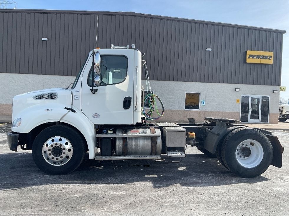 Day Cab Tractor-Heavy Duty Tractors-Freightliner-2017-M211242S-Neenah-WI-183,439\n\t\tmiles-$ 26,250 - Image 4