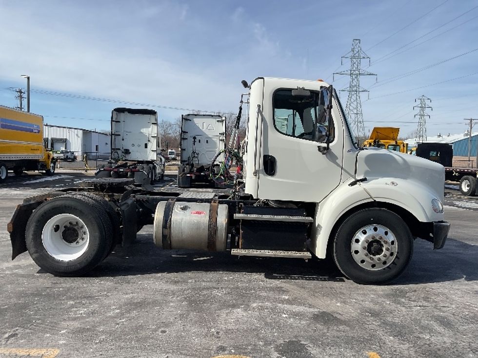 Day Cab Tractor-Heavy Duty Tractors-Freightliner-2017-M211242S-Neenah-WI-183,439\n\t\tmiles-$ 26,250 - Image 8