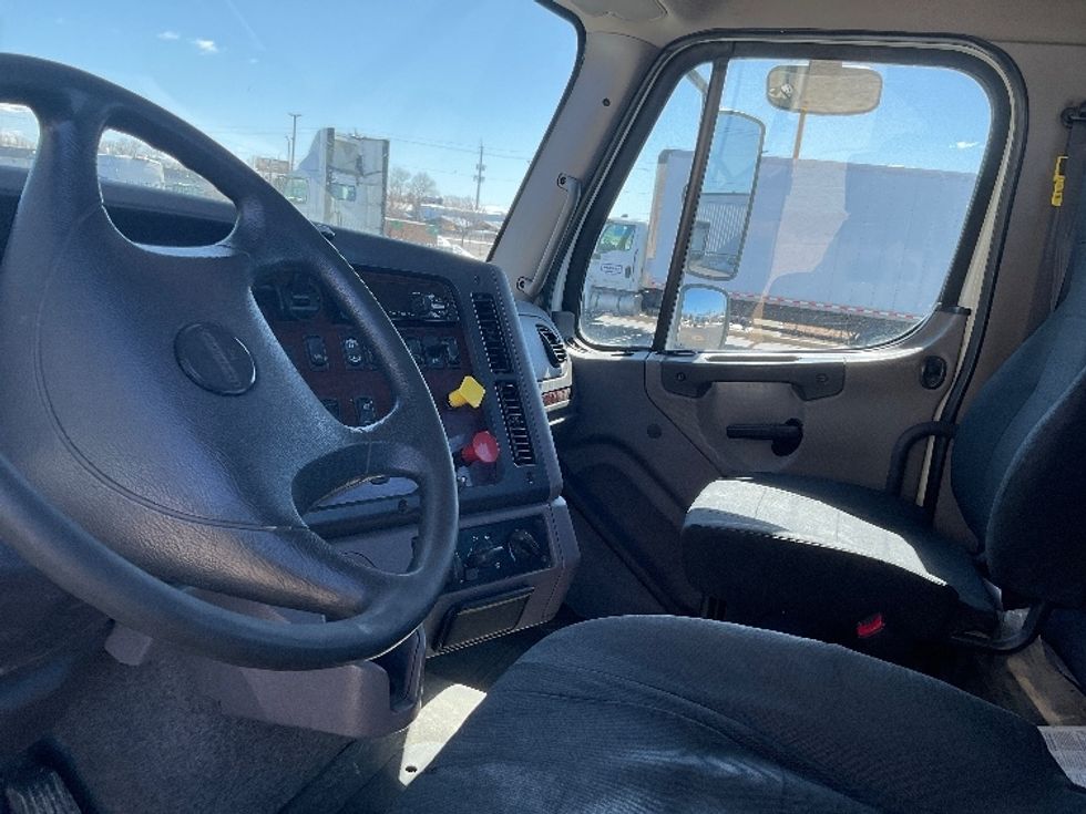 Day Cab Tractor-Heavy Duty Tractors-Freightliner-2017-M211242S-Neenah-WI-231,207\n\t\tmiles-$ 25,250 - Image 10