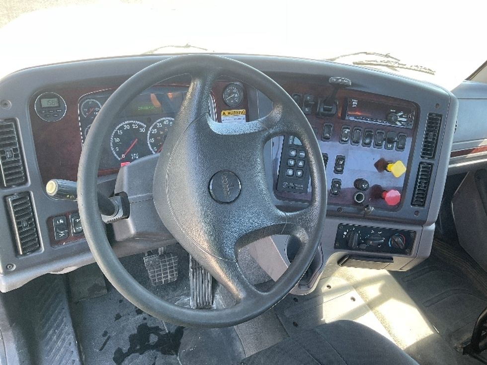 Day Cab Tractor-Heavy Duty Tractors-Freightliner-2017-M211242S-Neenah-WI-231,207\n\t\tmiles-$ 25,250 - Image 11