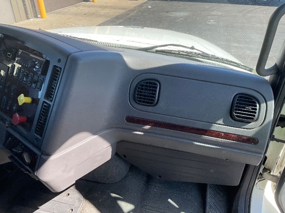 Day Cab Tractor-Heavy Duty Tractors-Freightliner-2017-M211242S-Neenah-WI-231,207\n\t\tmiles-$ 25,250 - Image 13