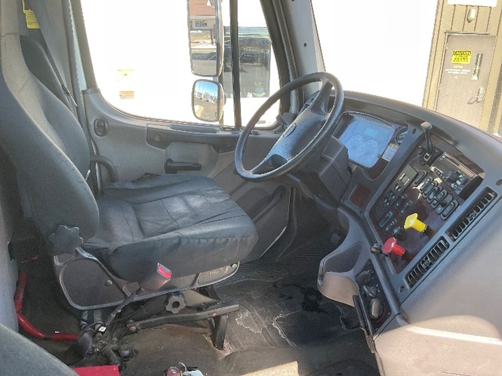 Day Cab Tractor-Heavy Duty Tractors-Freightliner-2017-M211242S-Neenah-WI-231,207\n\t\tmiles-$ 25,250 - Image 14