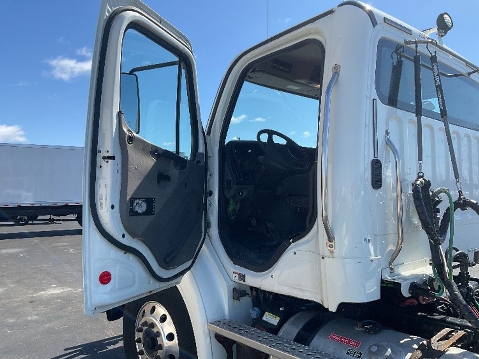 Day Cab Tractor-Heavy Duty Tractors-Freightliner-2017-M211242S-Neenah-WI-231,207\n\t\tmiles-$ 25,250 - Image 9