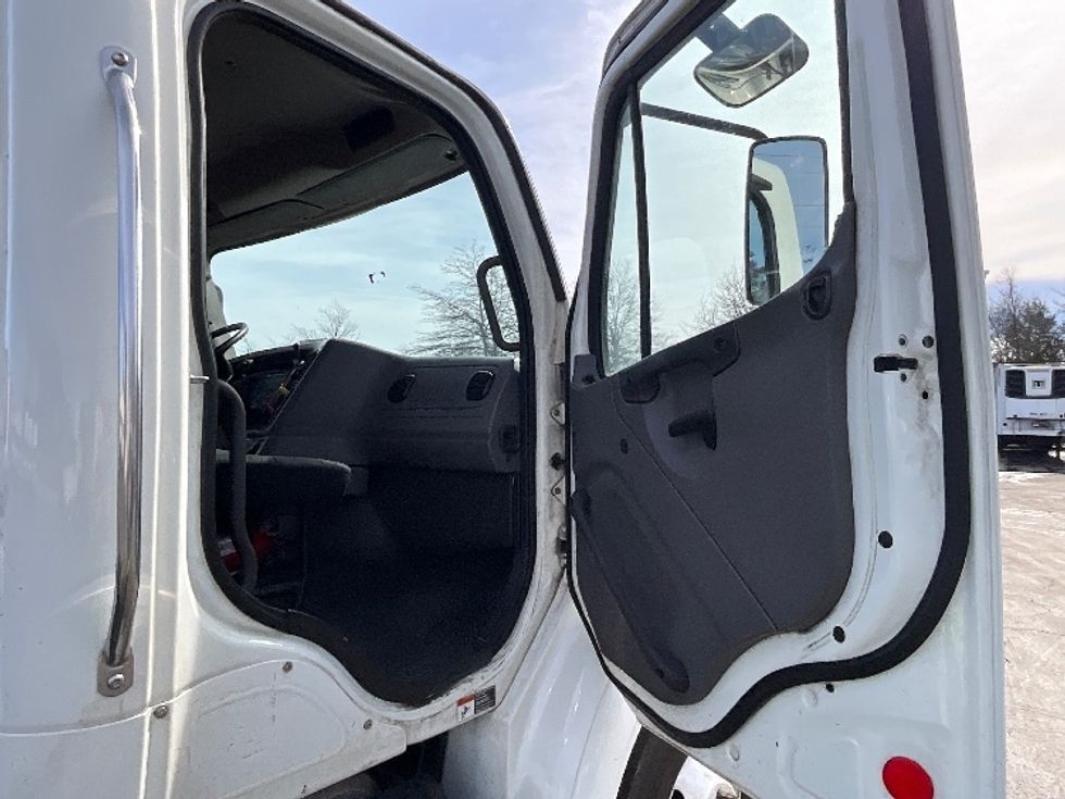 Day Cab Tractor-Heavy Duty Tractors-Freightliner-2017-M211242S-Sterling-VA-140,805\n\t\tmiles-$ 14,000 - Image 12