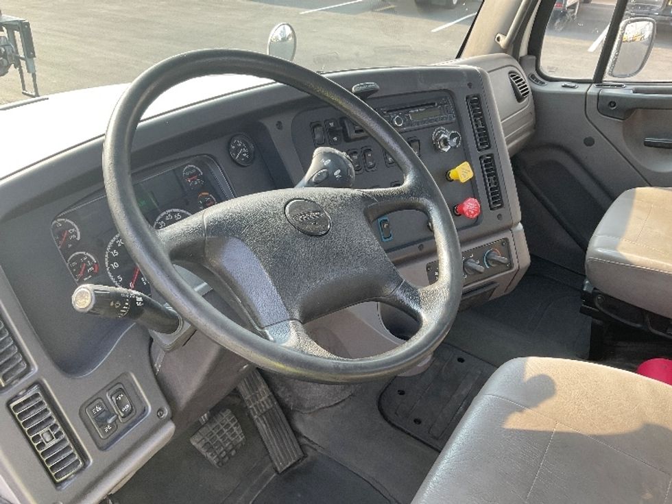 Day Cab Tractor-Heavy Duty Tractors-Freightliner-2017-M211264S-Boise-ID-182,197\n\t\tmiles-$ 22,500 - Image 10