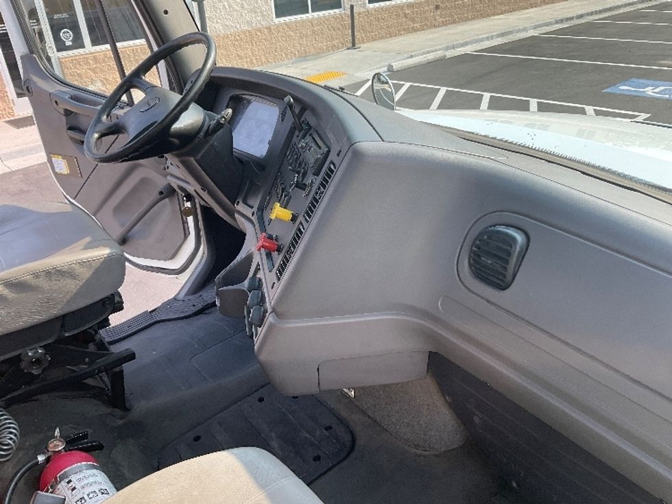 Day Cab Tractor-Heavy Duty Tractors-Freightliner-2017-M211264S-Boise-ID-182,197\n\t\tmiles-$ 22,500 - Image 14