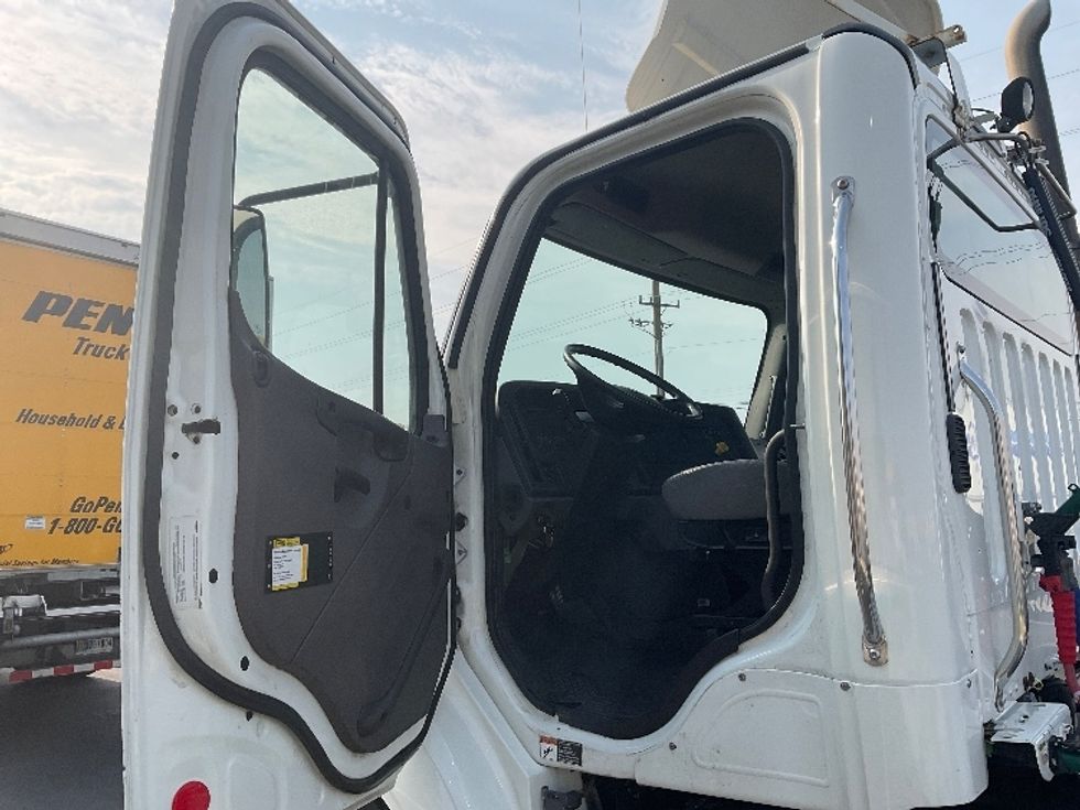 Day Cab Tractor-Heavy Duty Tractors-Freightliner-2017-M211264S-Boise-ID-182,197\n\t\tmiles-$ 22,500 - Image 9