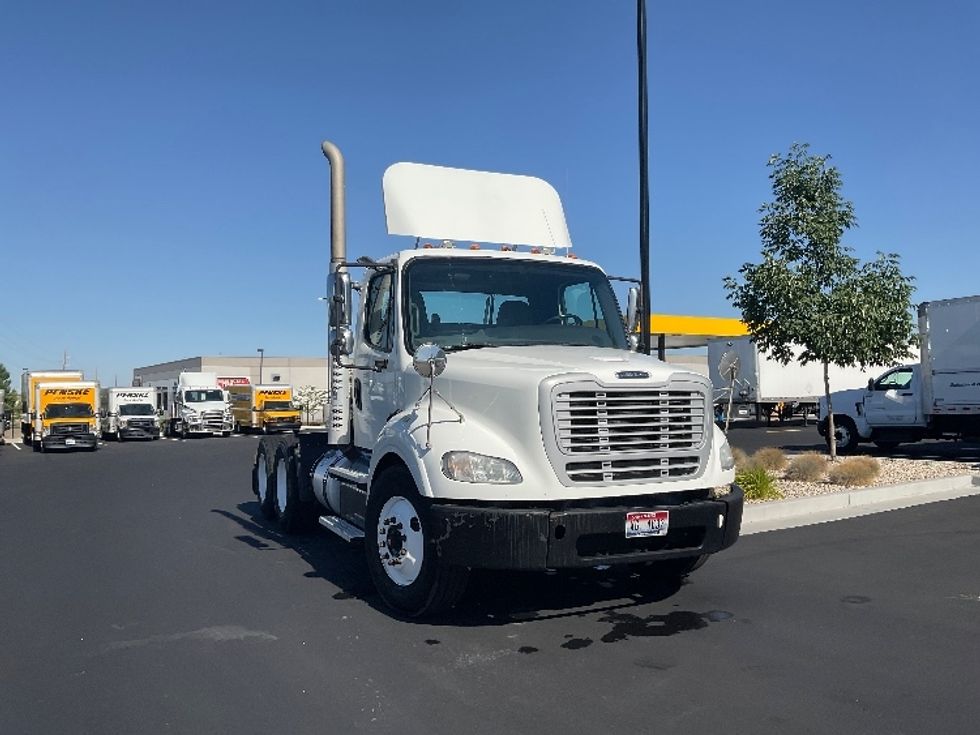 Day Cab Tractor-Heavy Duty Tractors-Freightliner-2017-M211264S-Boise-ID-237,937\n\t\tmiles-$ 22,500 - Image 1