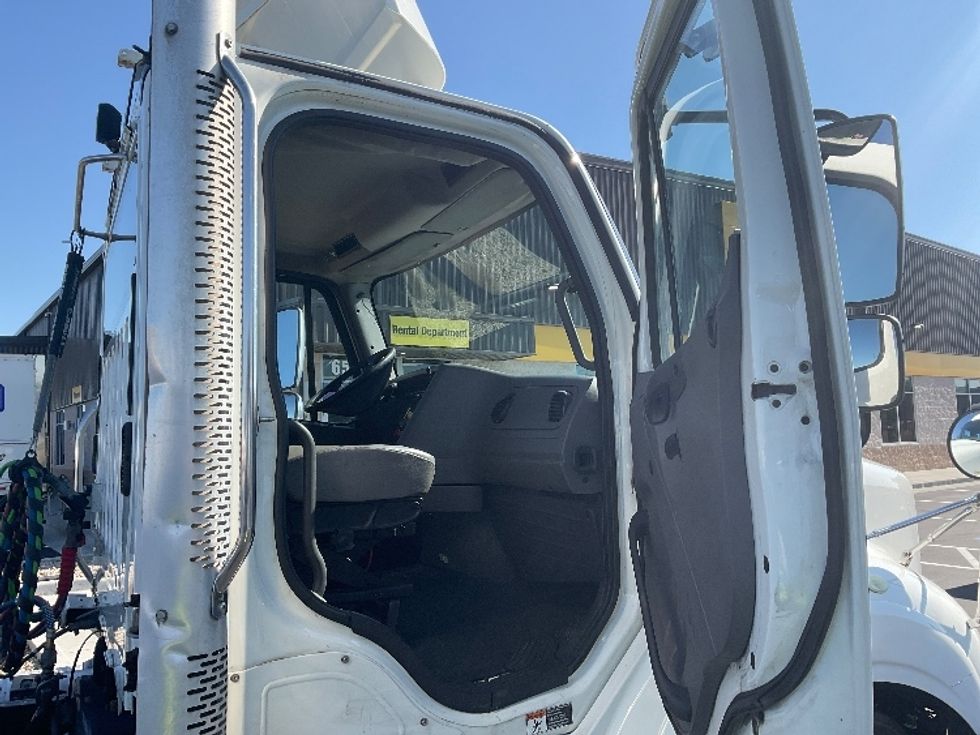 Day Cab Tractor-Heavy Duty Tractors-Freightliner-2017-M211264S-Boise-ID-237,937\n\t\tmiles-$ 22,500 - Image 12