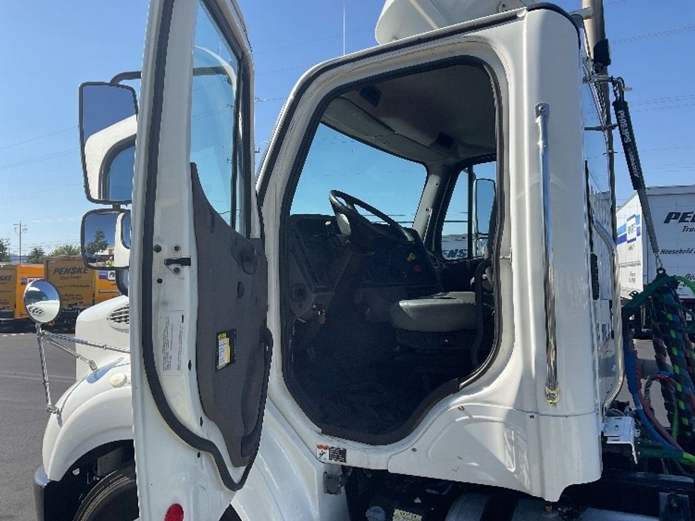 Day Cab Tractor-Heavy Duty Tractors-Freightliner-2017-M211264S-Boise-ID-237,937\n\t\tmiles-$ 22,500 - Image 9