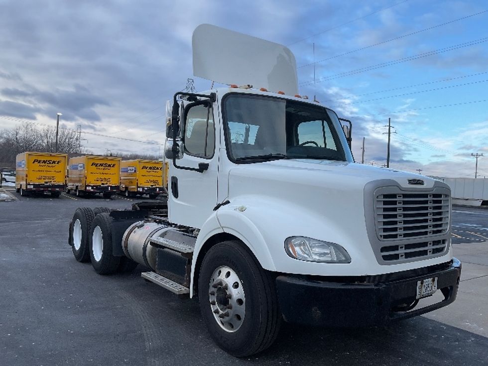 Day Cab Tractor-Heavy Duty Tractors-Freightliner-2017-M211264S-Neenah-WI-144,457\n\t\tmiles-$ 29,000 - Image 1