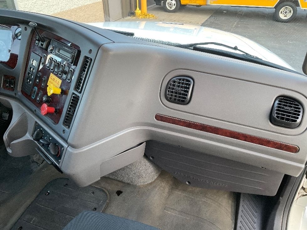 Day Cab Tractor-Heavy Duty Tractors-Freightliner-2017-M211264S-Neenah-WI-144,457\n\t\tmiles-$ 29,000 - Image 13