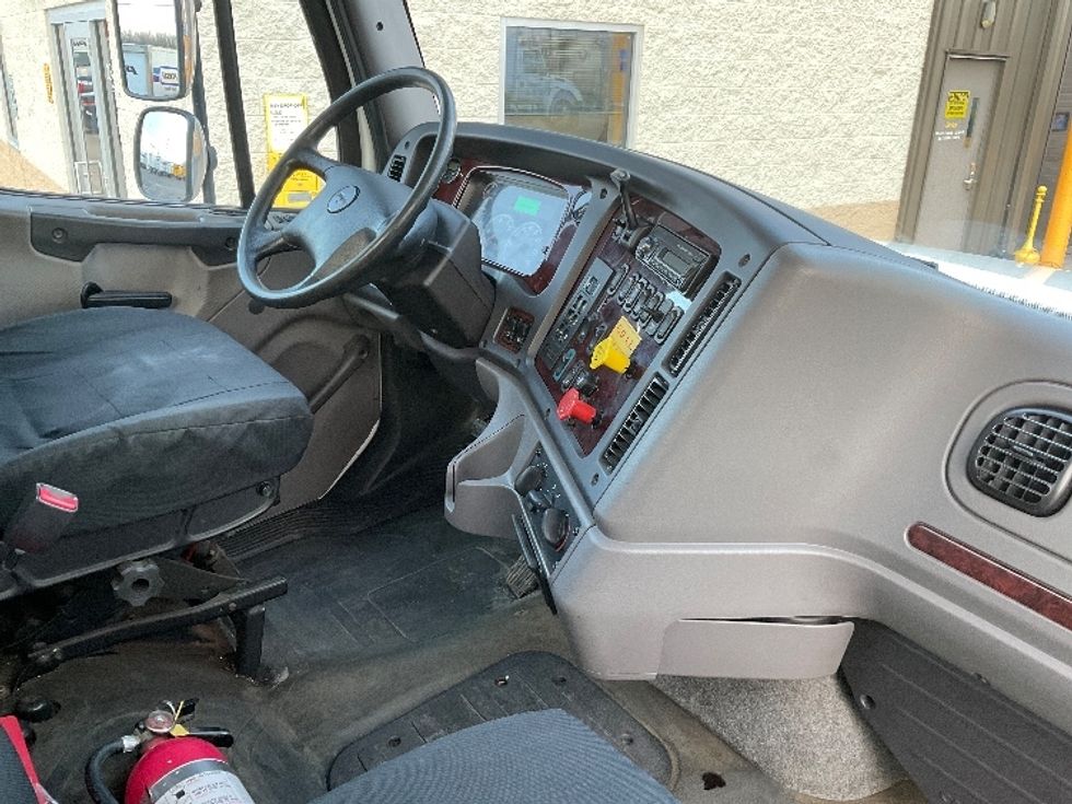 Day Cab Tractor-Heavy Duty Tractors-Freightliner-2017-M211264S-Neenah-WI-144,457\n\t\tmiles-$ 29,000 - Image 14