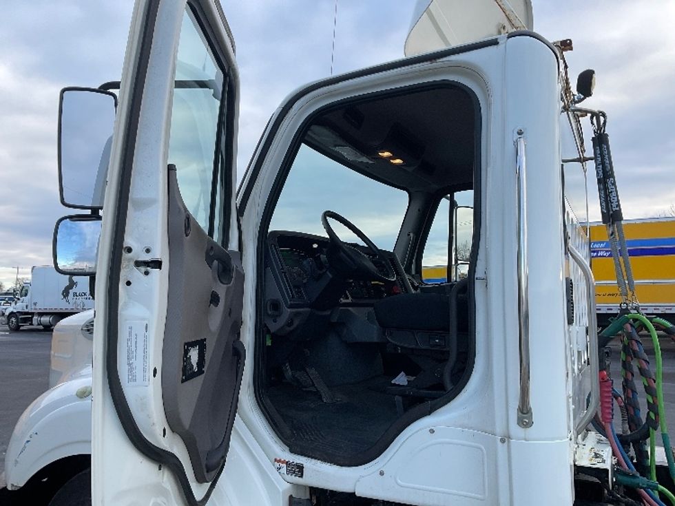 Day Cab Tractor-Heavy Duty Tractors-Freightliner-2017-M211264S-Neenah-WI-144,457\n\t\tmiles-$ 29,000 - Image 9