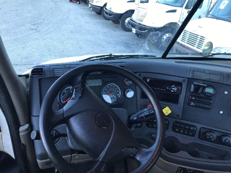 Day Cab Tractor-Heavy Duty Tractors-Freightliner-2018-Cascadia 11342ST-Auburn-MA-277,513\n\t\tmiles-$ 25,500 - Image 11